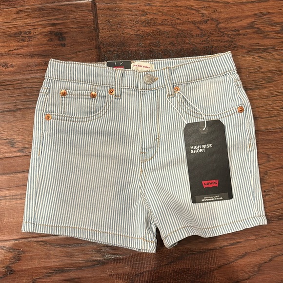 Levi’s premium high rise short and Roxy T-shirt, size: 8 - Picture 2 of 15